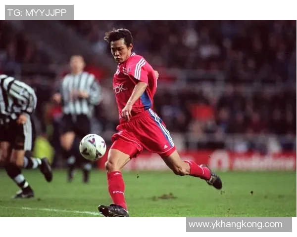 足球明星比赛中意外掉鞋引发全场欢笑瞬间被观众热议 足球明星比赛中意外掉鞋引发全场欢笑瞬间被观众热议